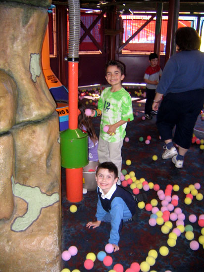 AN 2005-03, (Universal Studios, Nickelodeon Ball Room, Cole & Carson loading balls)