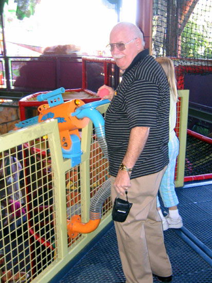 AN 2005-03, (Universal Studios, Nickelodeon Ball Room, Rich ready to fire)