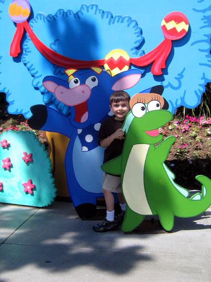 AN 2005-03, (Universal Studios, characters, Carson with Isa the Iguana & Benny the Bull)