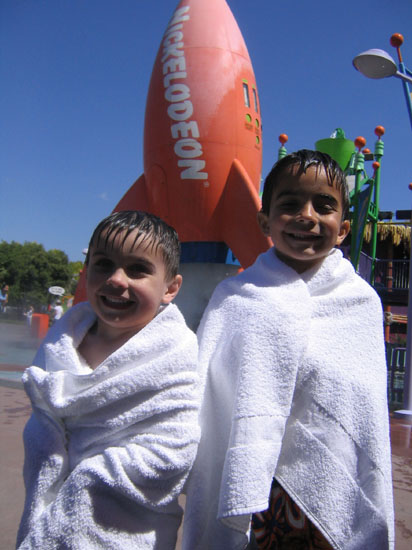AN 2005-03, (Universal Studios, kids, Cole & Carson in front of the Nickelodeon Blast Zone)